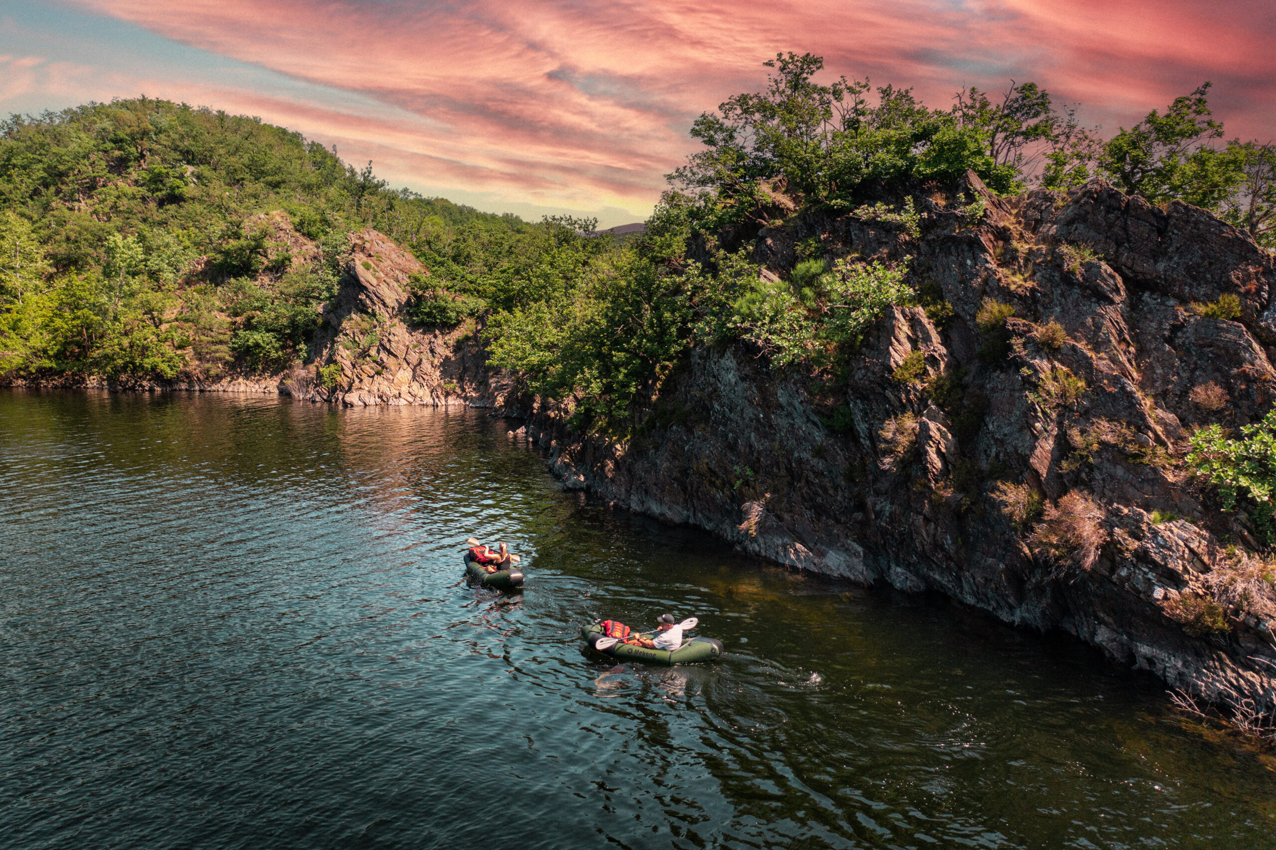 Packrafting no Eifel: rio calmo e florestas