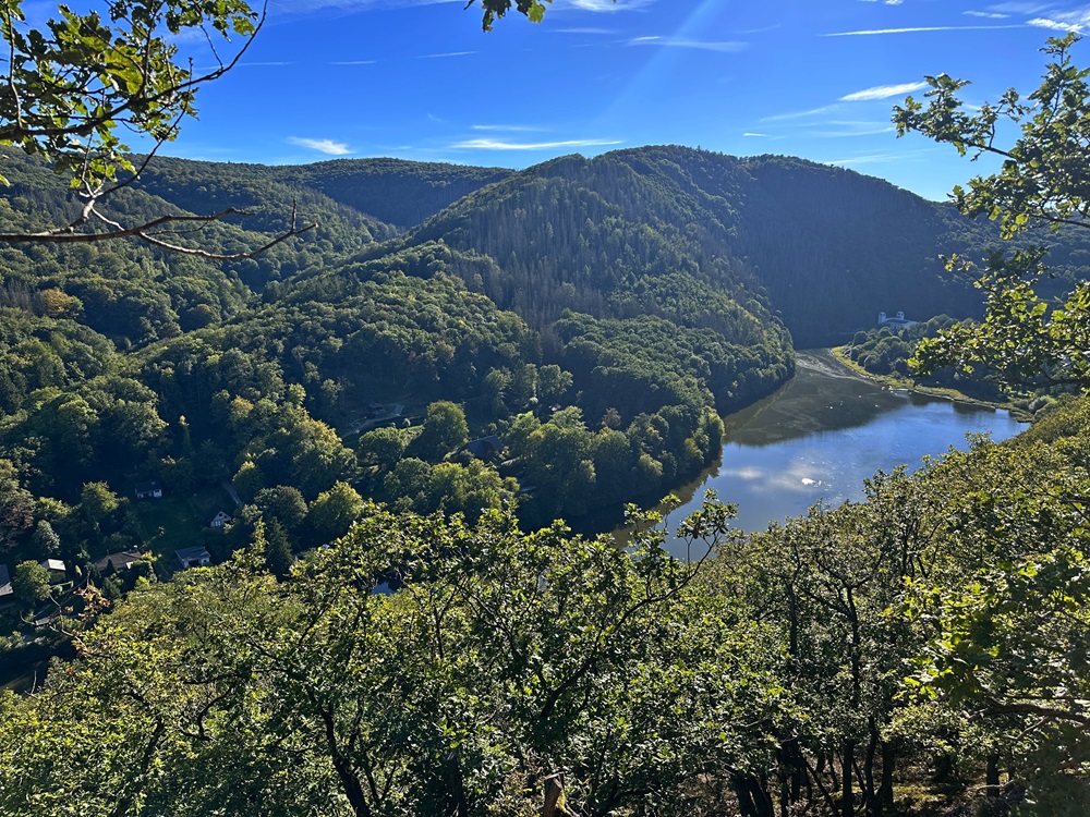 Paisagem da região de Eifel durante uma aventura de packraft
