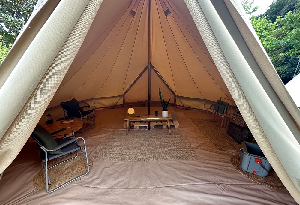 Alojamento em tenda de glamping durante um trilho de packraft na Alemanha