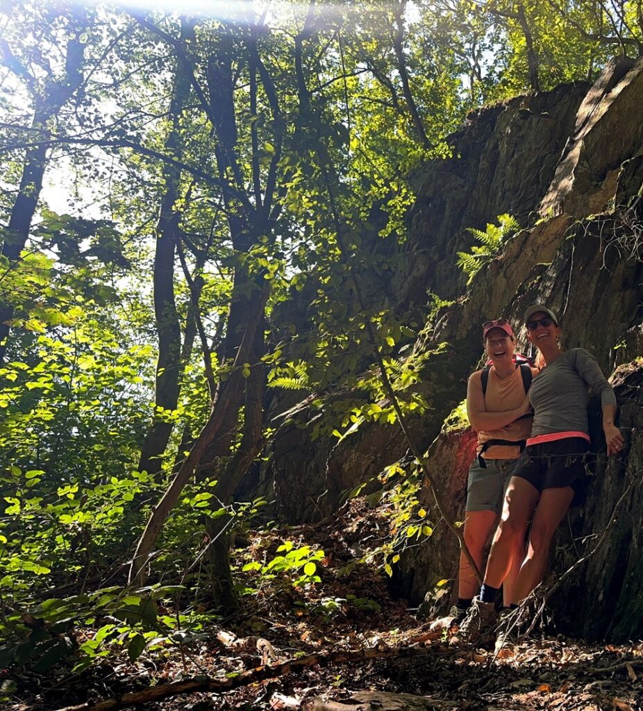 Caminhantes a explorar a floresta durante um trilho de packrafting no Eifel alemão