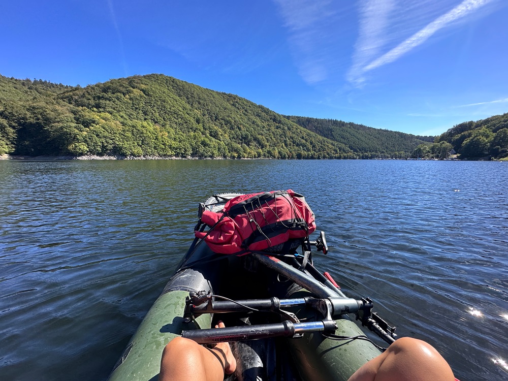Packraft a flutuar no lago Rursee durante uma aventura de packrafting