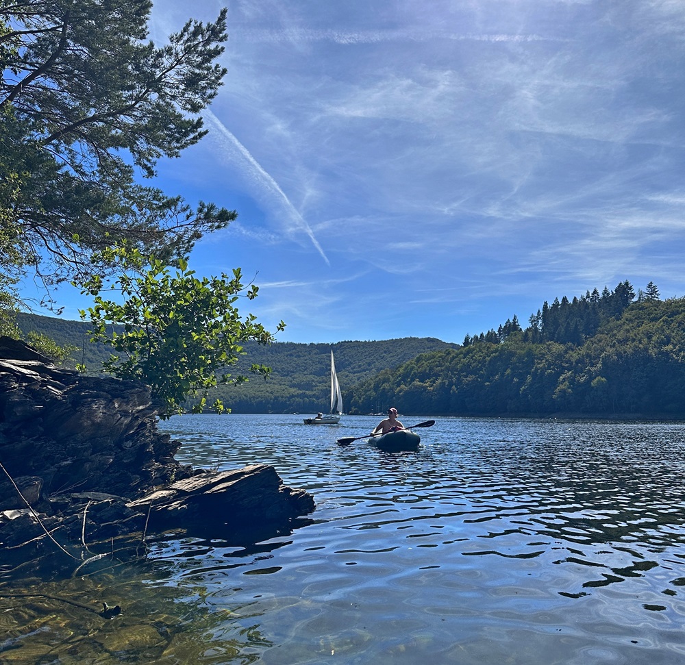 A remar num packraft no lago Rursee, no Eifel, Alemanha