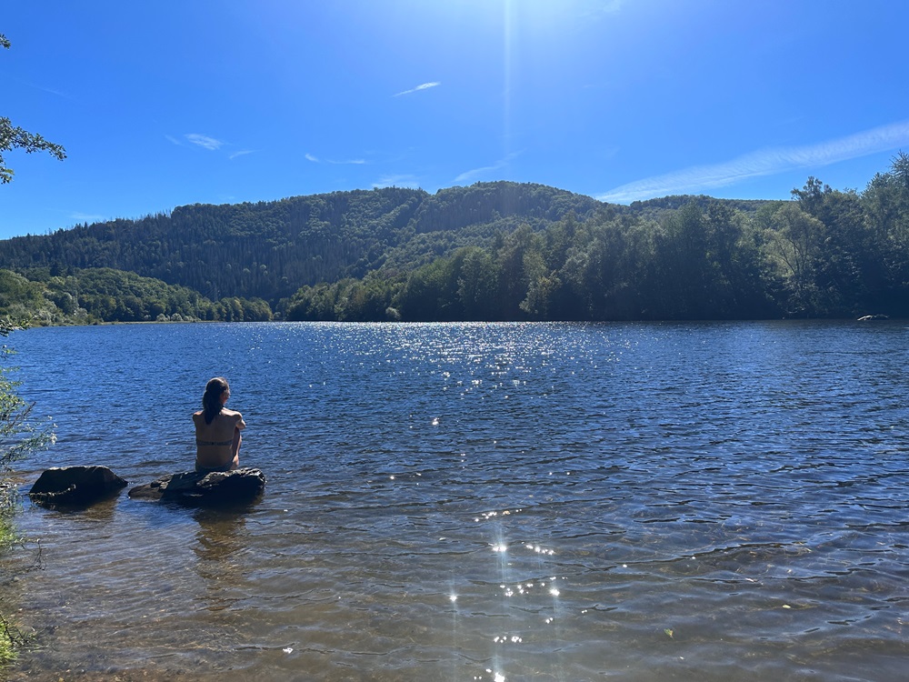 A relaxar no lago durante uma aventura de packrafting no Eifel, Alemanha